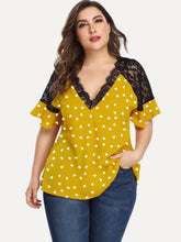 Camiseta de manga corta con lunares y mangas huecas informal